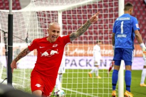  莱比锡红牛锋线犀利连入三球锁定胜局