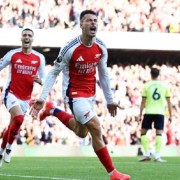  阿森纳门将低级失误，伯恩茅斯补时扳平抢关键一分  