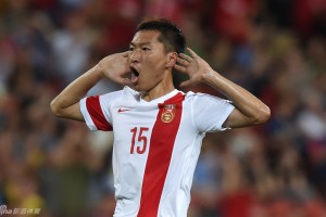  绍切克禁区外轰出电梯球，西汉姆中场重炮发威洞穿对手大门  