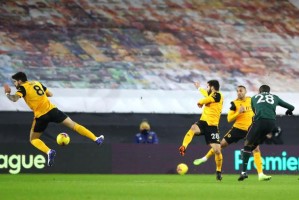  狼队防守反击教科书,三次断球造就帽子戏法