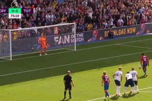  热刺新援梅开二度助球队逆袭埃弗顿