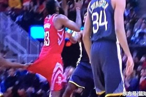  法甲赛场现奇葩乌龙，后卫回传失误送对手空门  