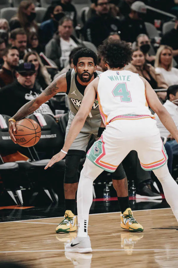  欧文末节独揽15分独行侠客场险胜马刺保季后赛  